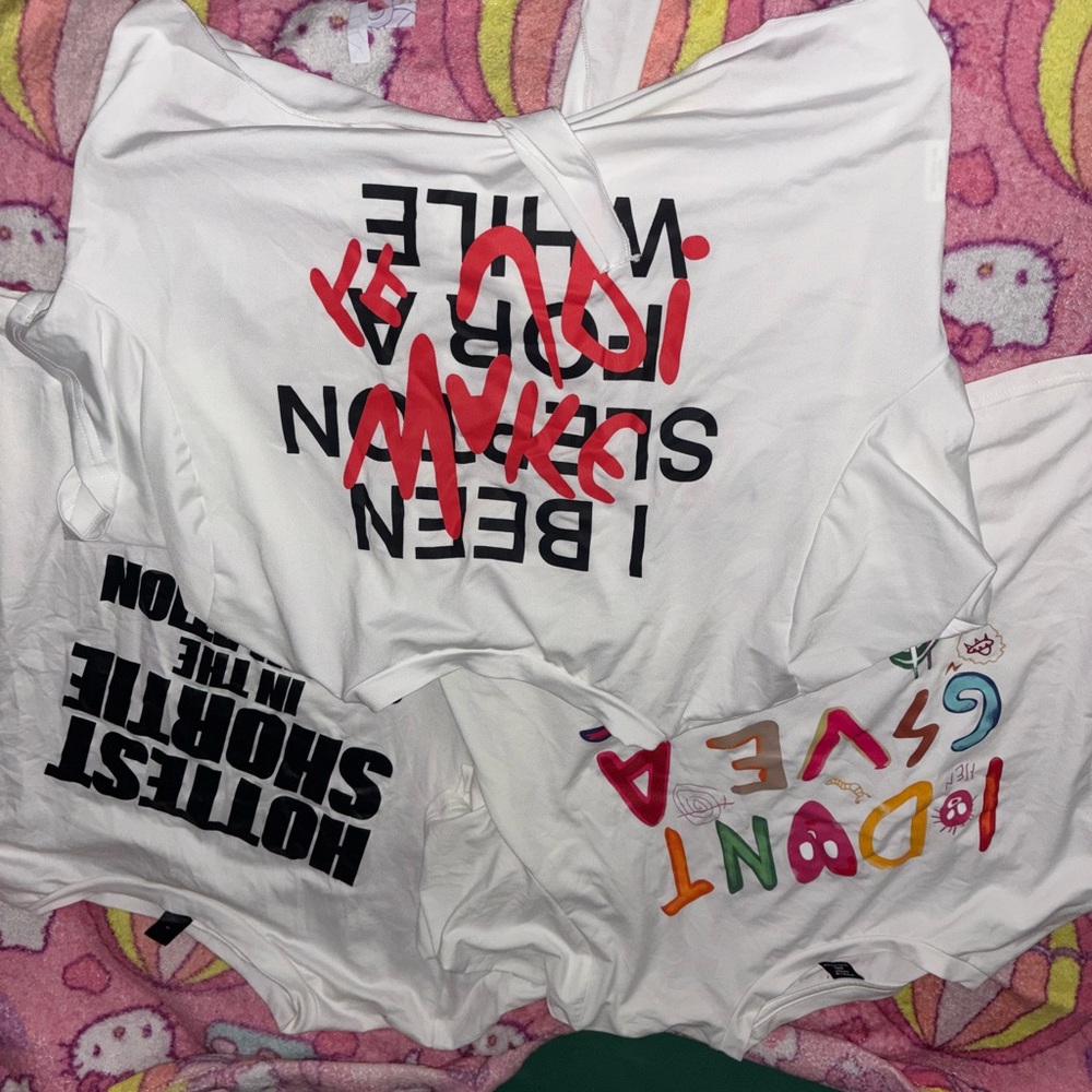SHEIN White Graphic Crop Tops